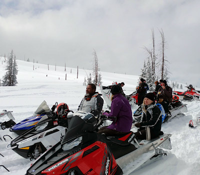 photo-right-activities-snowmobile-a